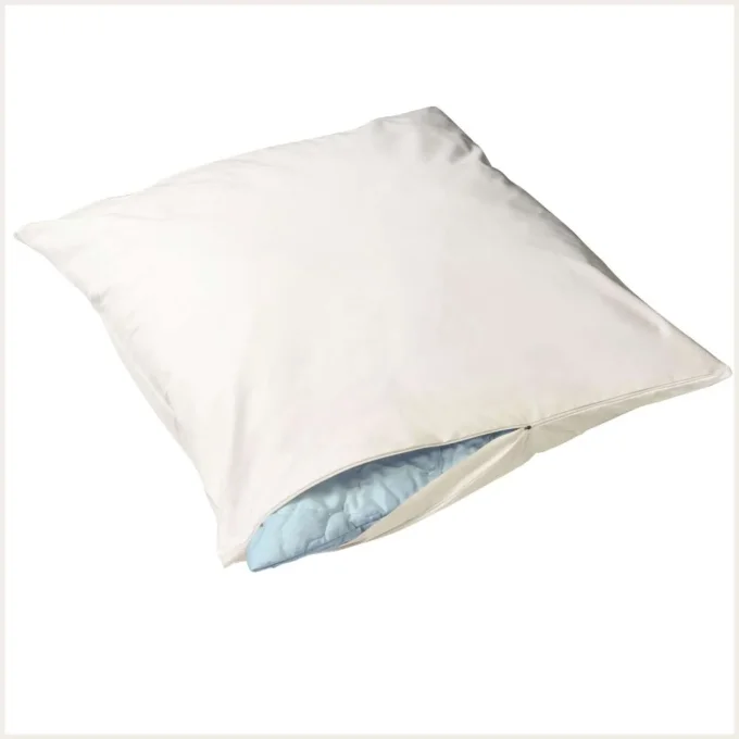 Housse anti-acariens oreiller Softsan® Extra Doux entrouverte sur un oreiller, fermeture éclair