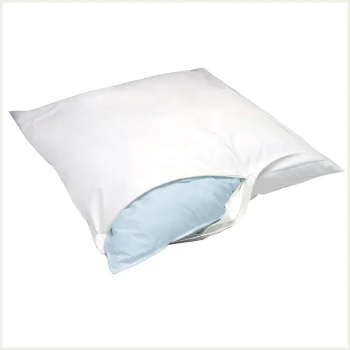 Housse anti-acariens oreiller Softsan® Protect Plus entrouverte sur un oreiller, fermeture éclair